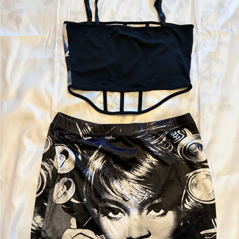Retro Graphic Print Corset + Mini Skirt Set 🖤
Size: L - Picture 5 of 6